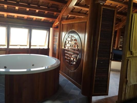 Phòng Giường Đôi Nhìn ra Biển – Phong cách Huế Cổ