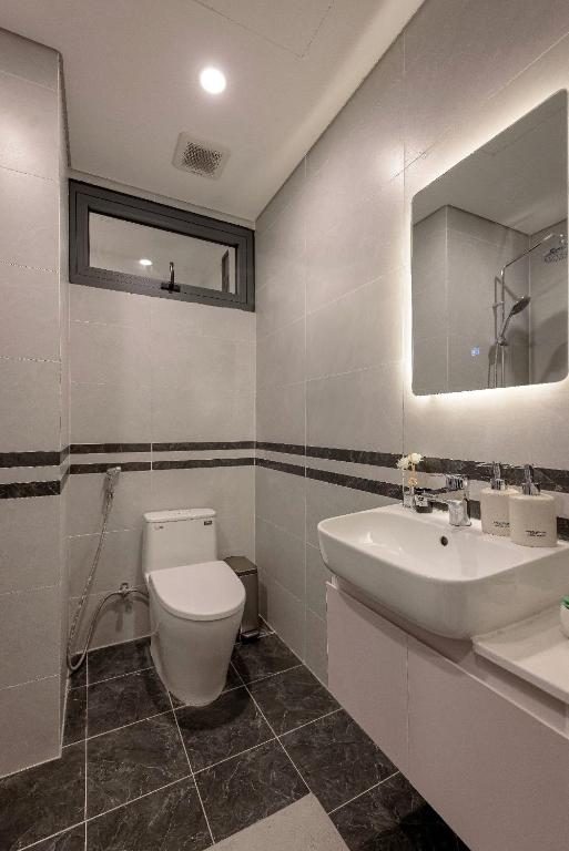 Classic One-Bedroom Apartment with King Bed
