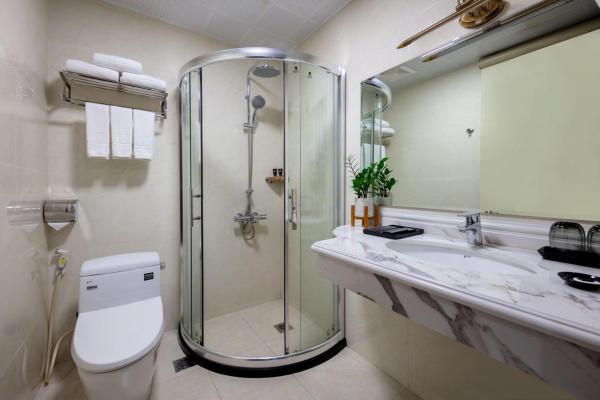 Phòng Cổ Điển Gia Đình Với Cửa Sổ