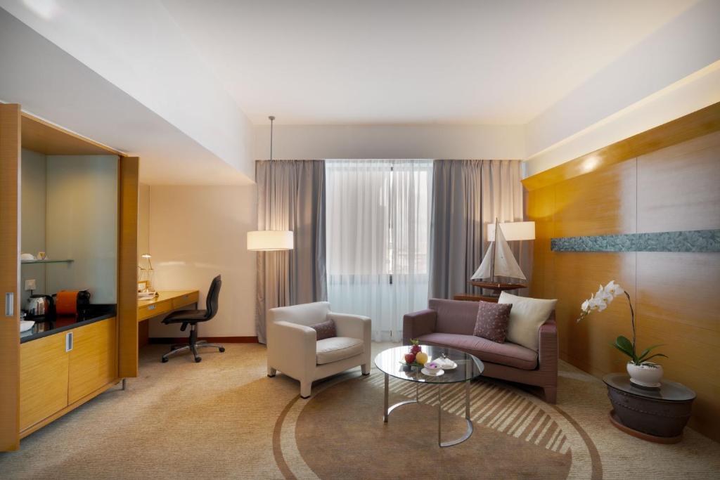 Executive Suite with Free Airport Transfers, 4 Pieces of Laundry Daily and Evening Cocktail