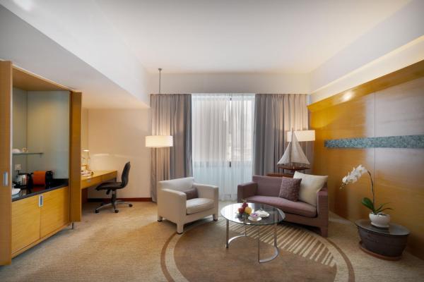 Executive Suite with Free Airport Transfers, 4 Pieces of Laundry Daily and Evening Cocktail