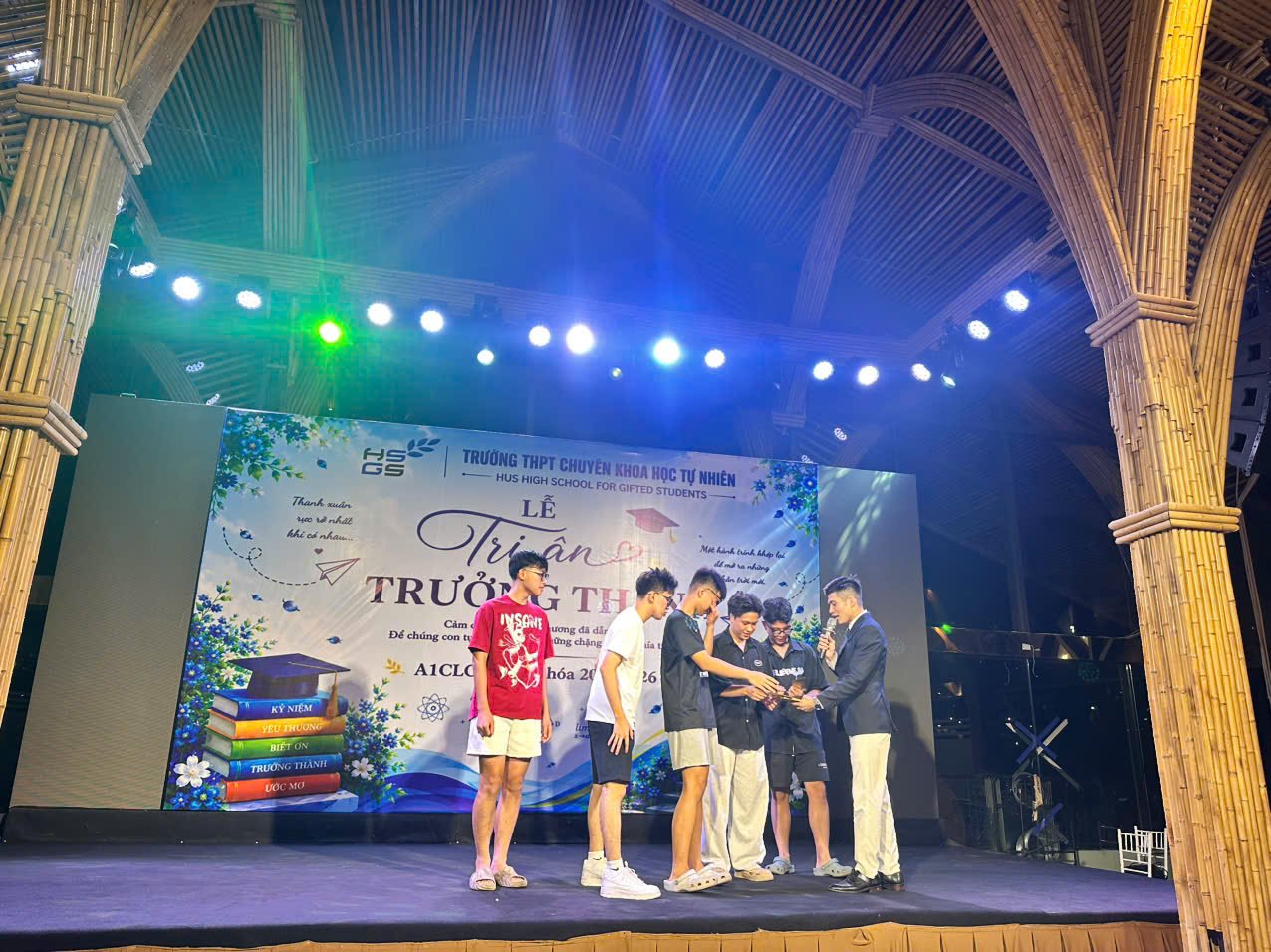 Lớp A1CLC trường Chuyên KHTN — Lễ tri ân và trường thành — ảnh 2